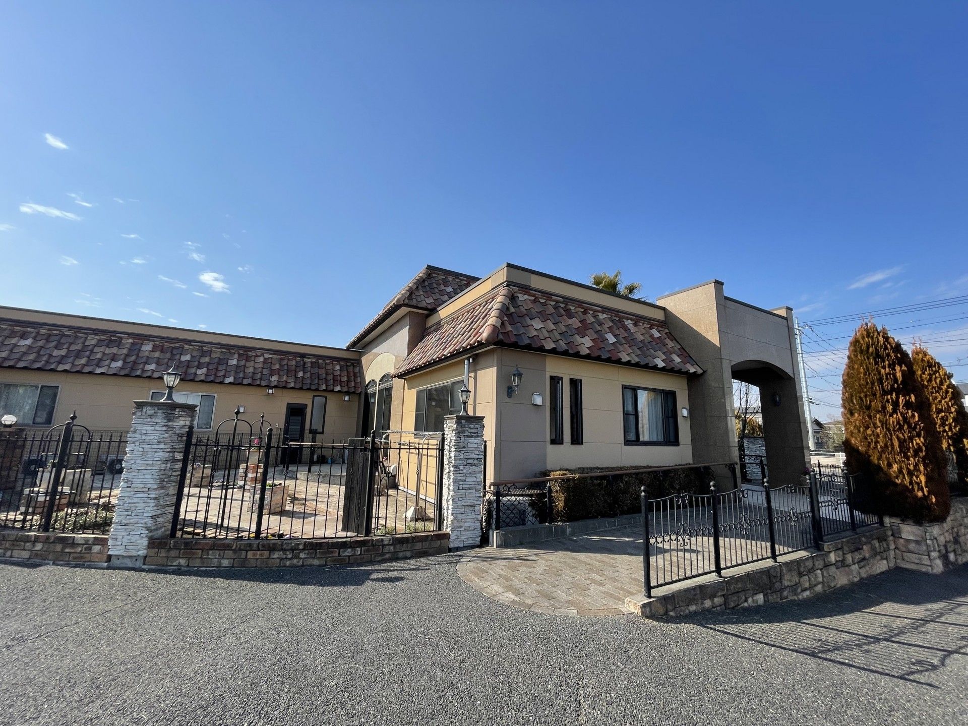 落ち着いた外観の建物