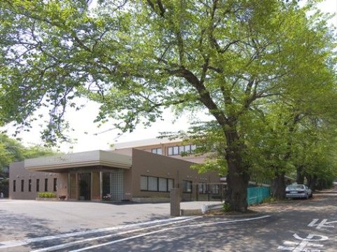 ライフコミューン希望が丘の外観。大きな敷地の施設です。ご来訪時はお車でのお越しが出来ます。
