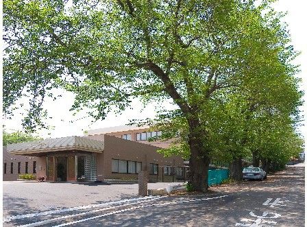 ライフコミューン希望が丘の周辺環境。春にはお花見をしていただける桜並木が施設の近くにございます。