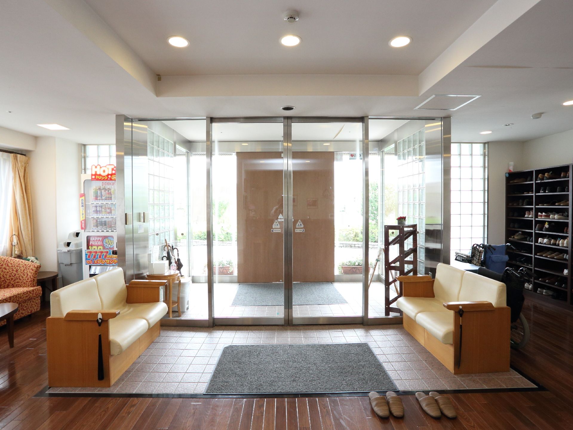 広々としたエントランスホールには、靴を履くときに便利なソファが置かれている。また奥にはシューズボックスが用意されている。