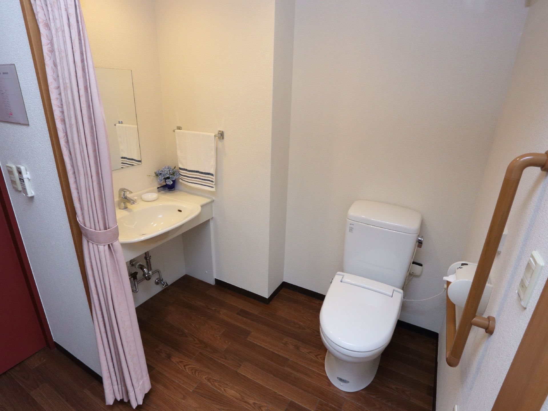 居室のトイレは足の不自由な人のために、扉のないタイプを採用している。また目隠しとして、カーテンを用意している。