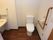 居室のトイレは暖房便座のついた洋式タイプを設置している。また壁には手すりがあり、緊急時の呼び出しボタンも備え付けている。