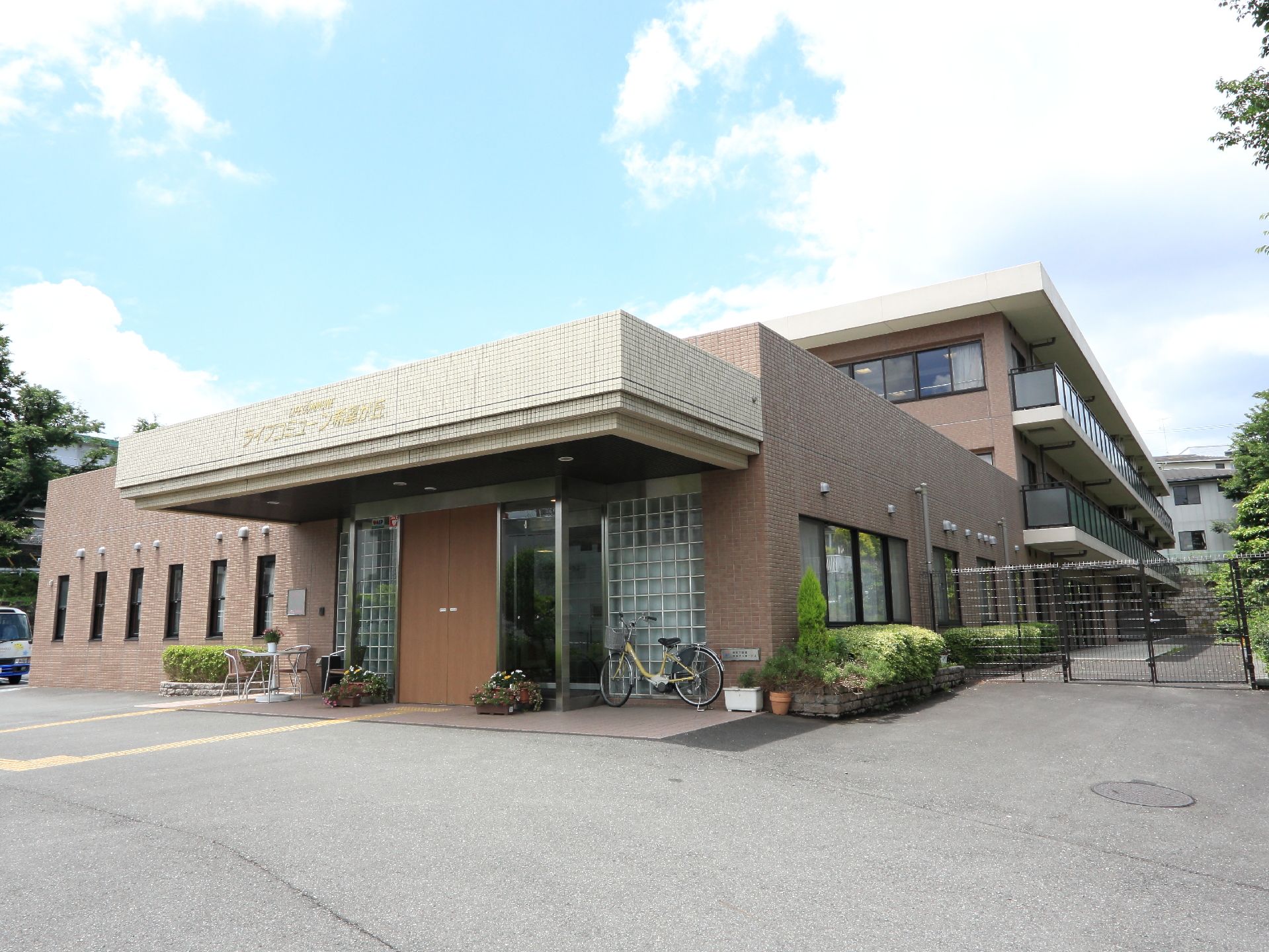 エントランスフロアがある部分は1階建てとなっている。また奥の居室がある施設は、3階建ての建物になっている。