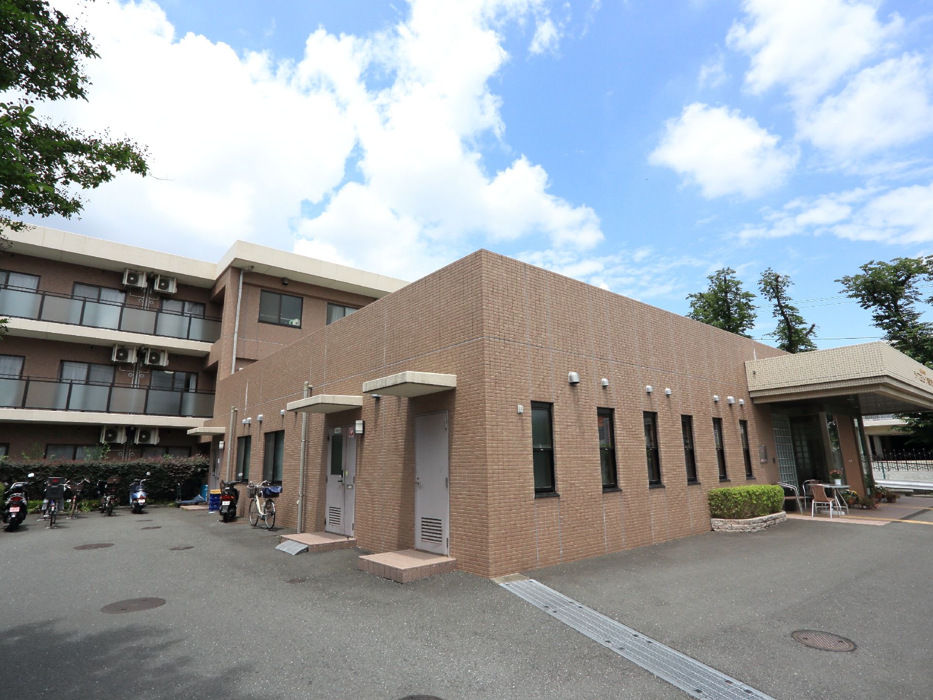 施設の敷地内には、広々としたパーキングエリアを用意している。また玄関先には乗降スペースを確保している。