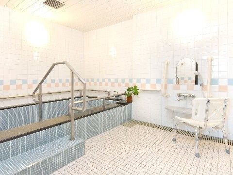 ライフコミューン希望が丘.の浴室。転倒防止の手すりや専用の床材を使用した安心環境の浴室となっております。