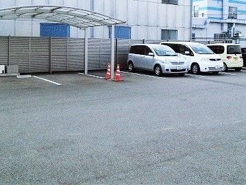 駐車場スペースが広く、カーポートが設置されているスペースもある（左2台分ほど）。