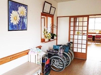 車いすやベンチが置かれ、安全に移動できるよう必要がないものは排除されている。