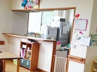 対面式のキッチンはキッチン内の冷蔵庫に張り紙がしてあったり、ホワイトボードや折り紙の装飾品が飾ってあったりと家庭的な雰囲気。