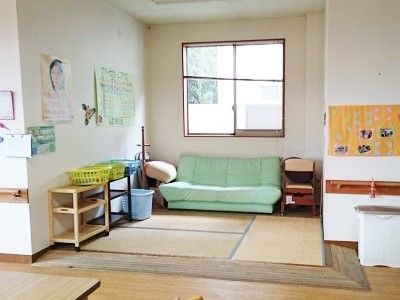 畳スペースにはソファが置かれ、ソファに座ることも畳の上に寝転がることもできる。