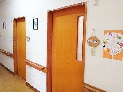 居室ドアの横には表札を飾り、行き過ぎない程度に装飾がされている。