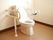 トイレはゆとりのある広さになっており、明るくて清潔感がある。床はフローリングで、便器の両側には手すりがある。