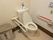 トイレは便座の横に折り畳み式の手すりを取りつけ、壁に固定式の手すりを設置している。汚物入れが置かれている。