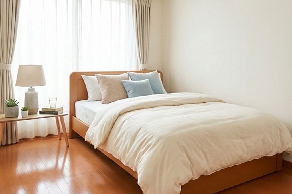 目の前にいる女性が差し出す手を見て笑顔になっている車いすの高齢女性。