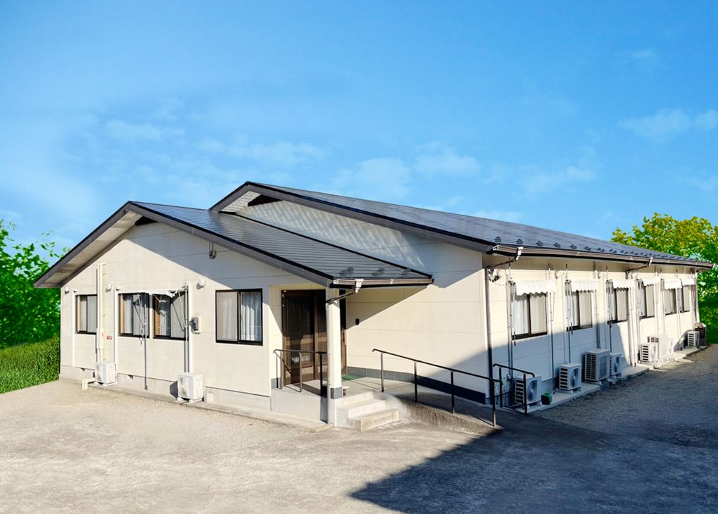 日差しが差し込む建物外観