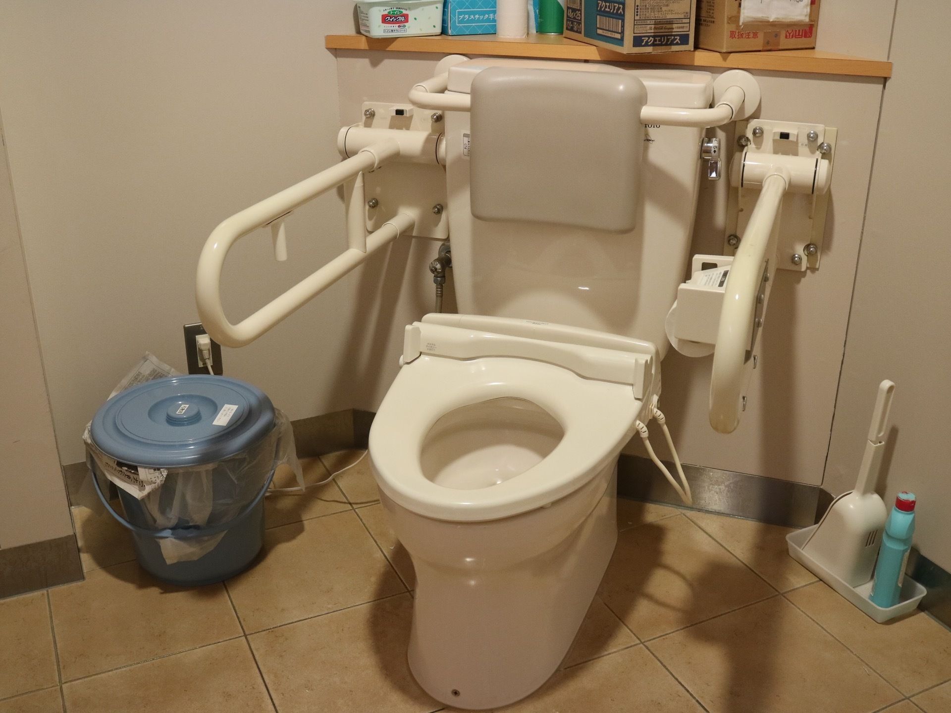 トイレには温水洗浄便座を設置している。タンクには背もたれパッドを取り付け、折り畳み式の手すりを用意。