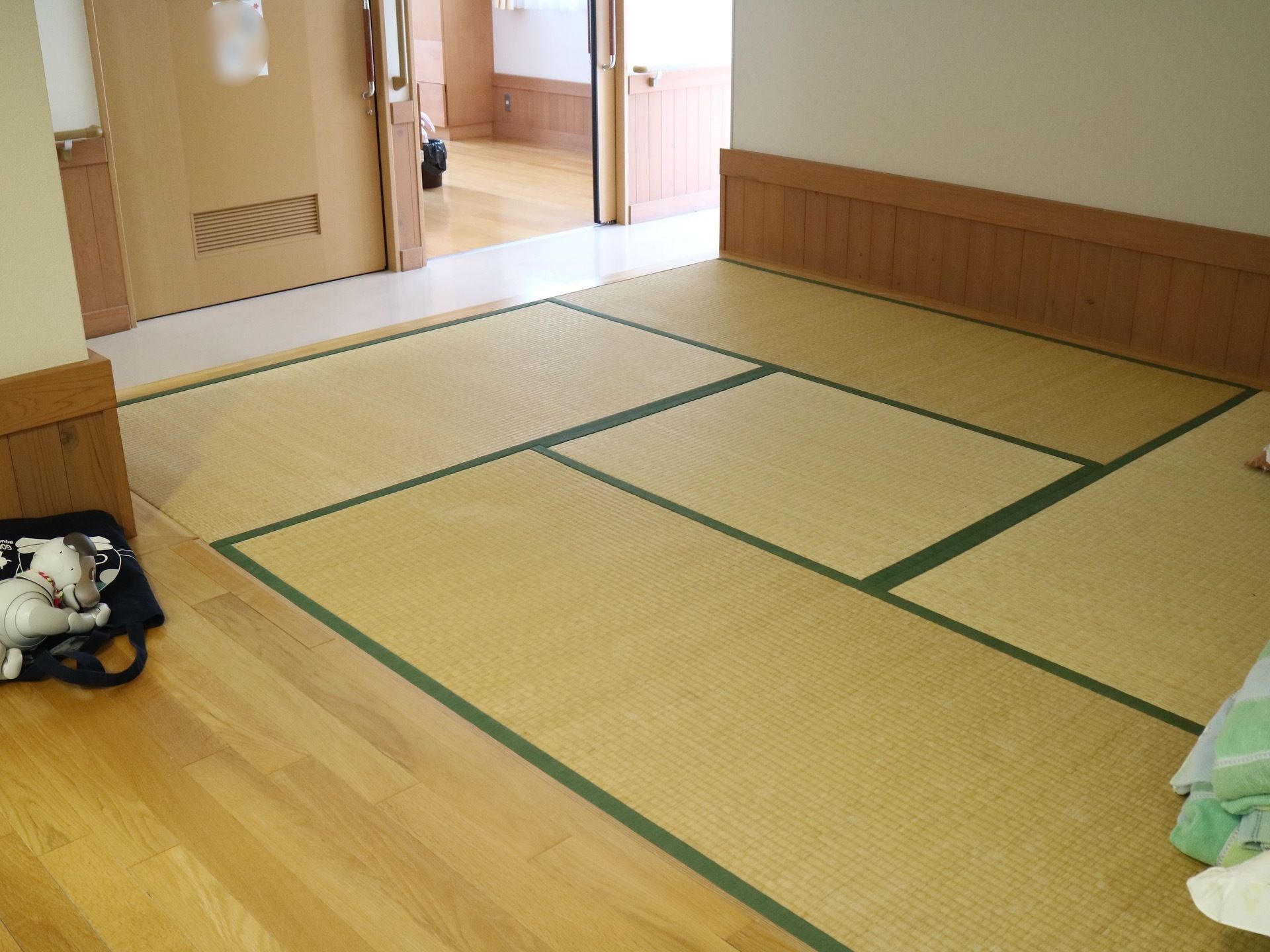 廊下から続き間になった共有スペースの一角は、畳が敷かれた座敷になっている。４畳半の広さがあり、板の間もある。
