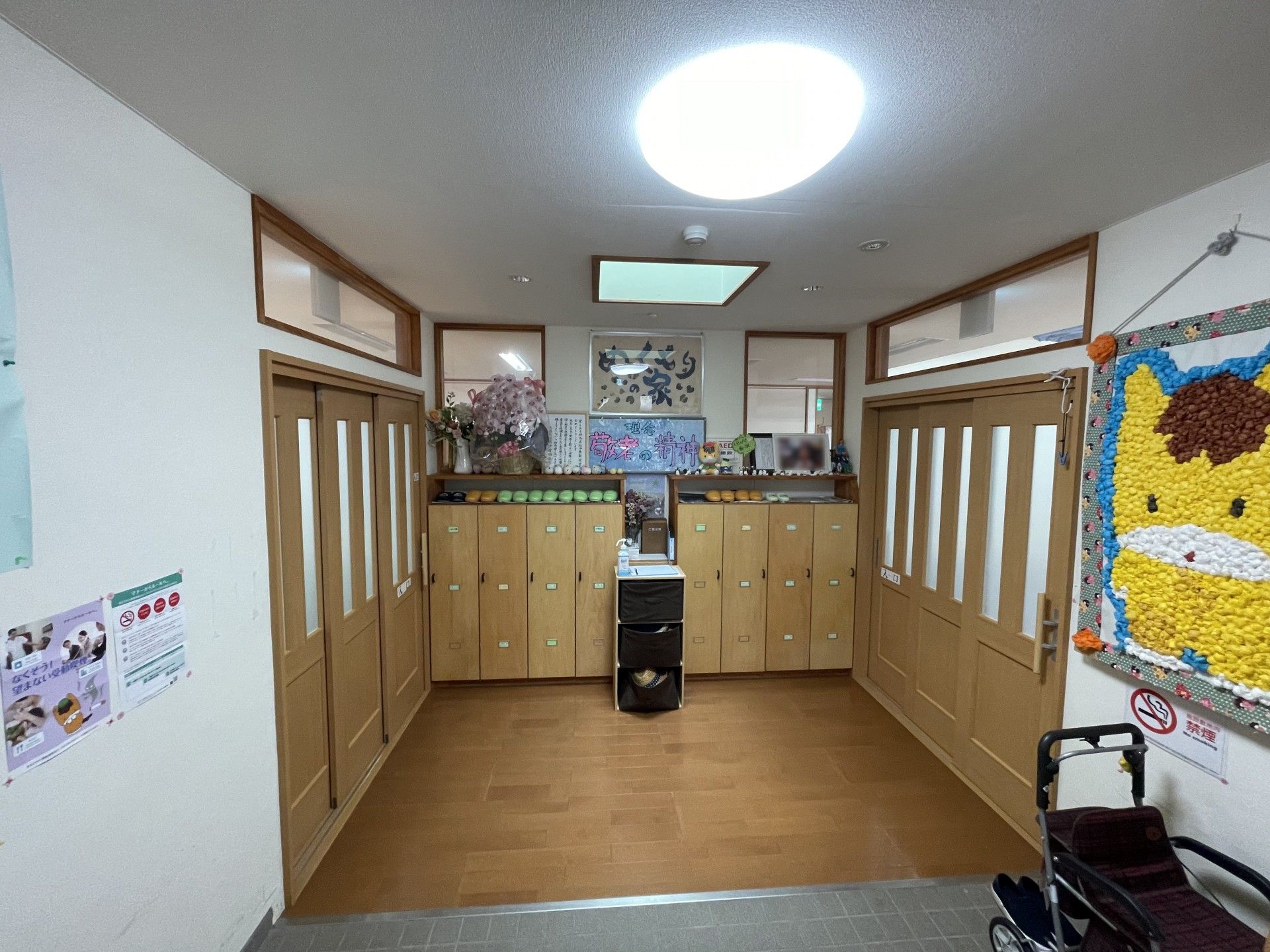 明るい共有スペースの入口