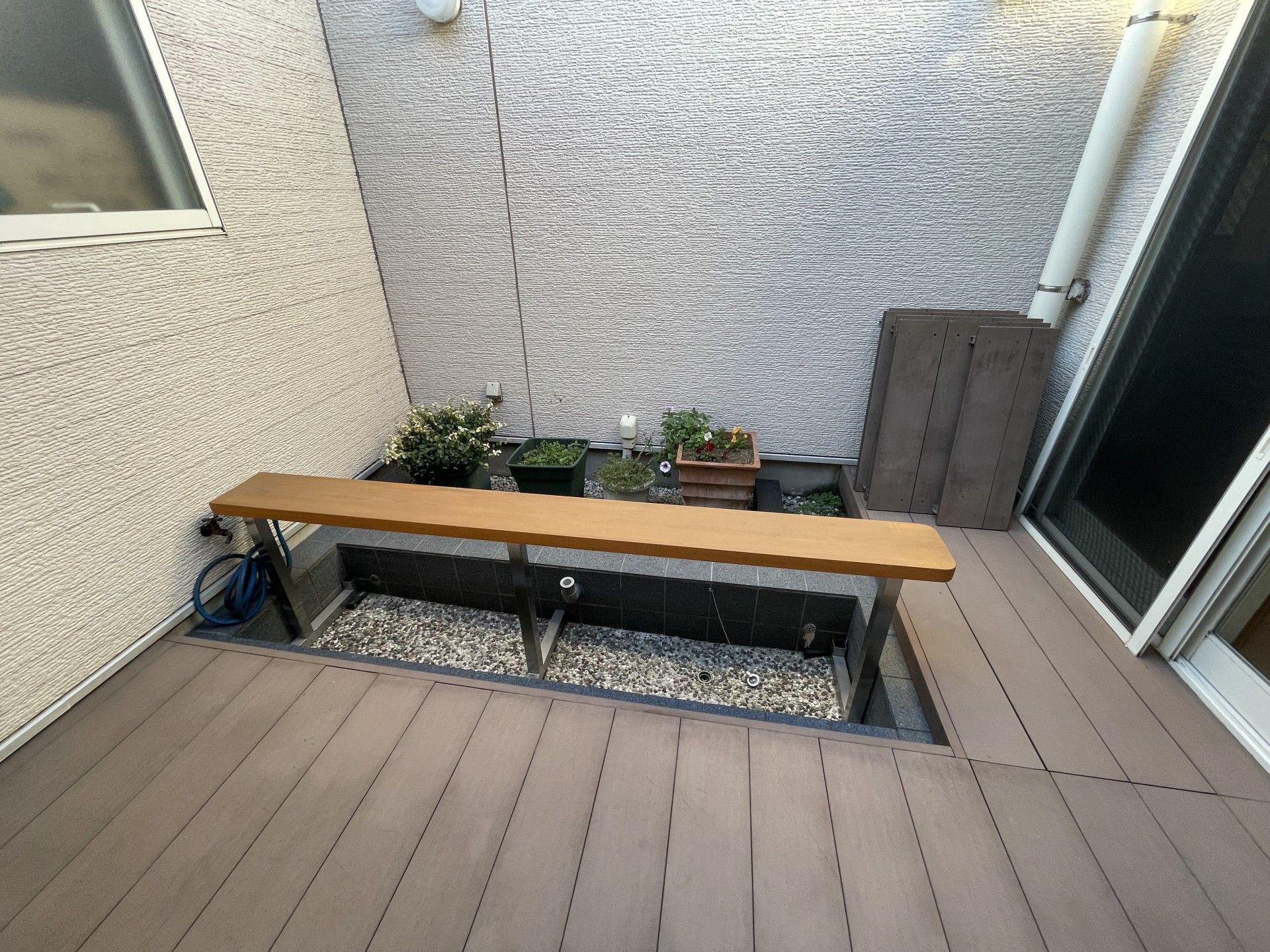 小さな庭のベンチ