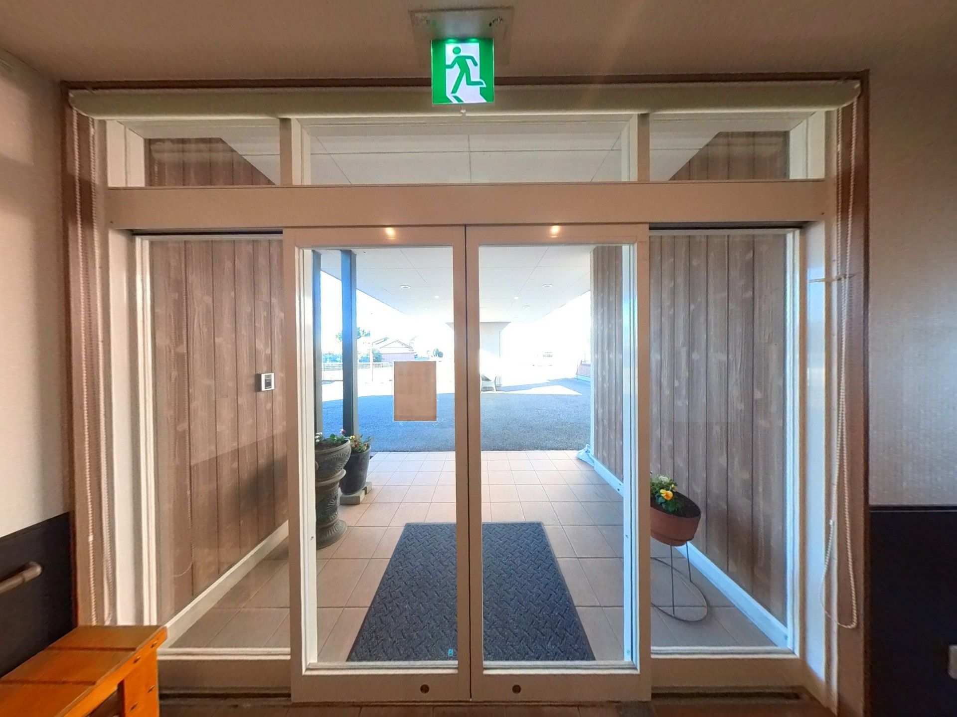 広い出入口