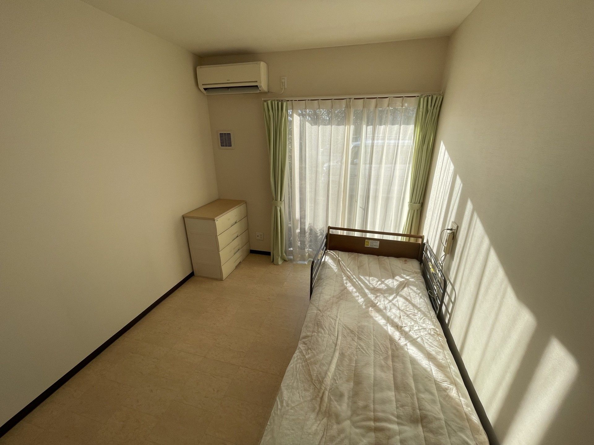日差しが差し込む居室