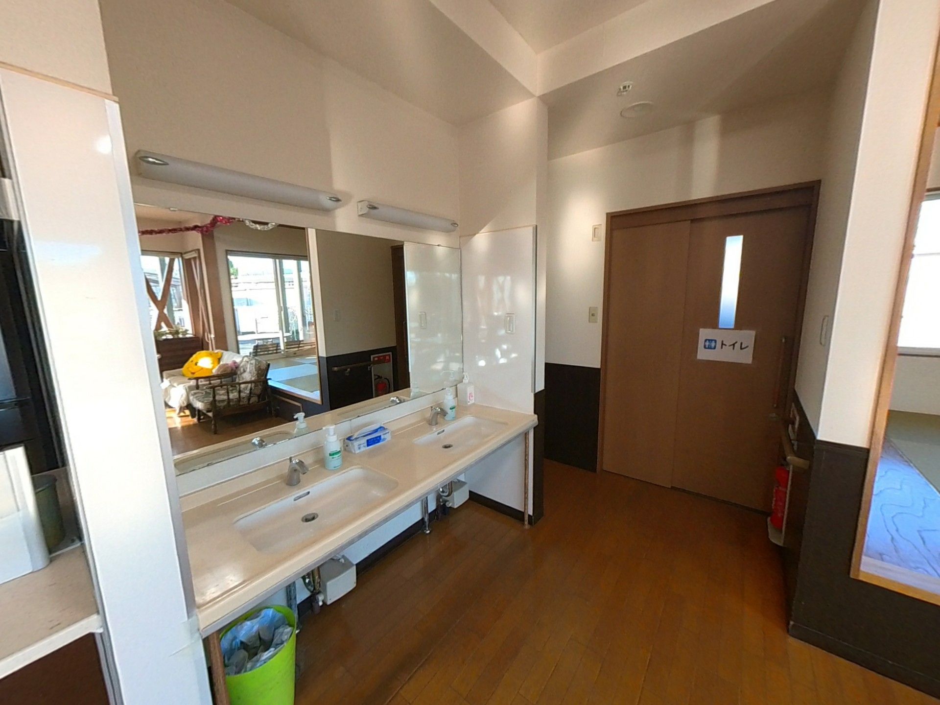 洗面台とトイレの入口