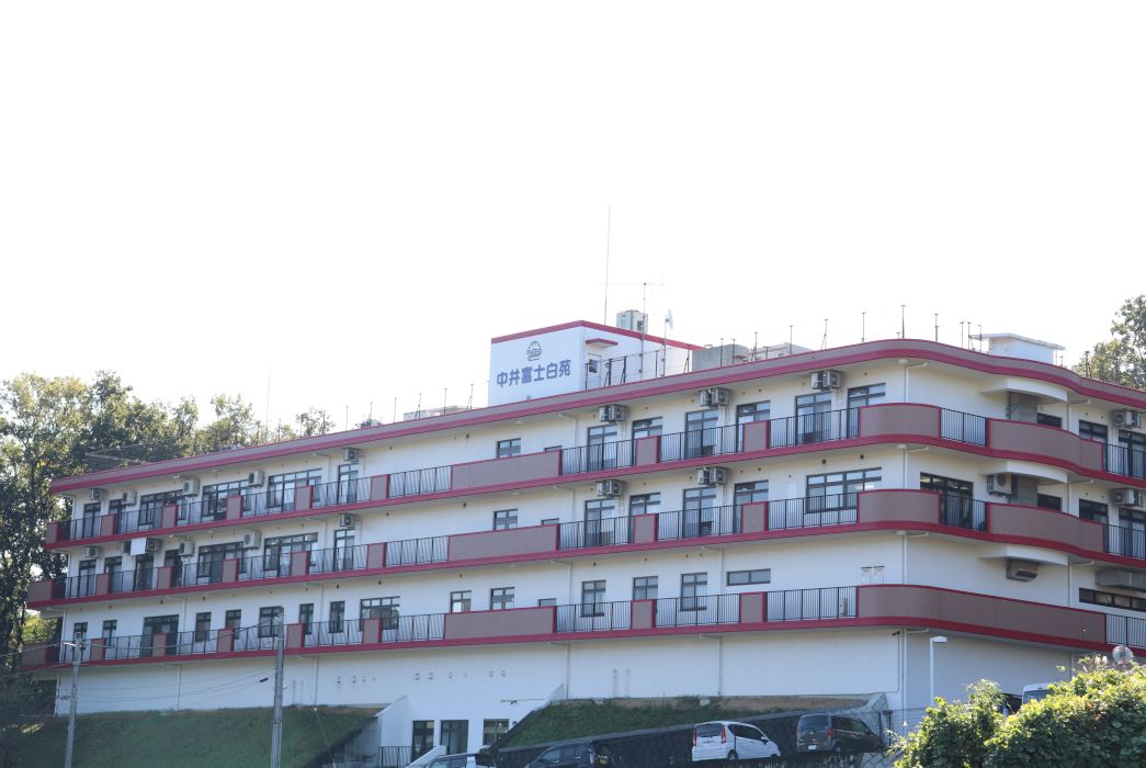 赤いラインの外観の建物