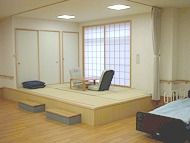 小上がりの和室には障子も設置され、寝具がセットされた介護ベッドもあり、アットホームな雰囲気。