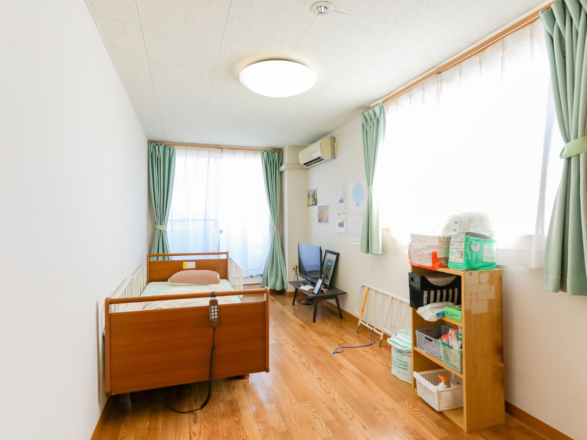 日差しが差し込み、介護ベッドや家具に日差しが当たっている居室