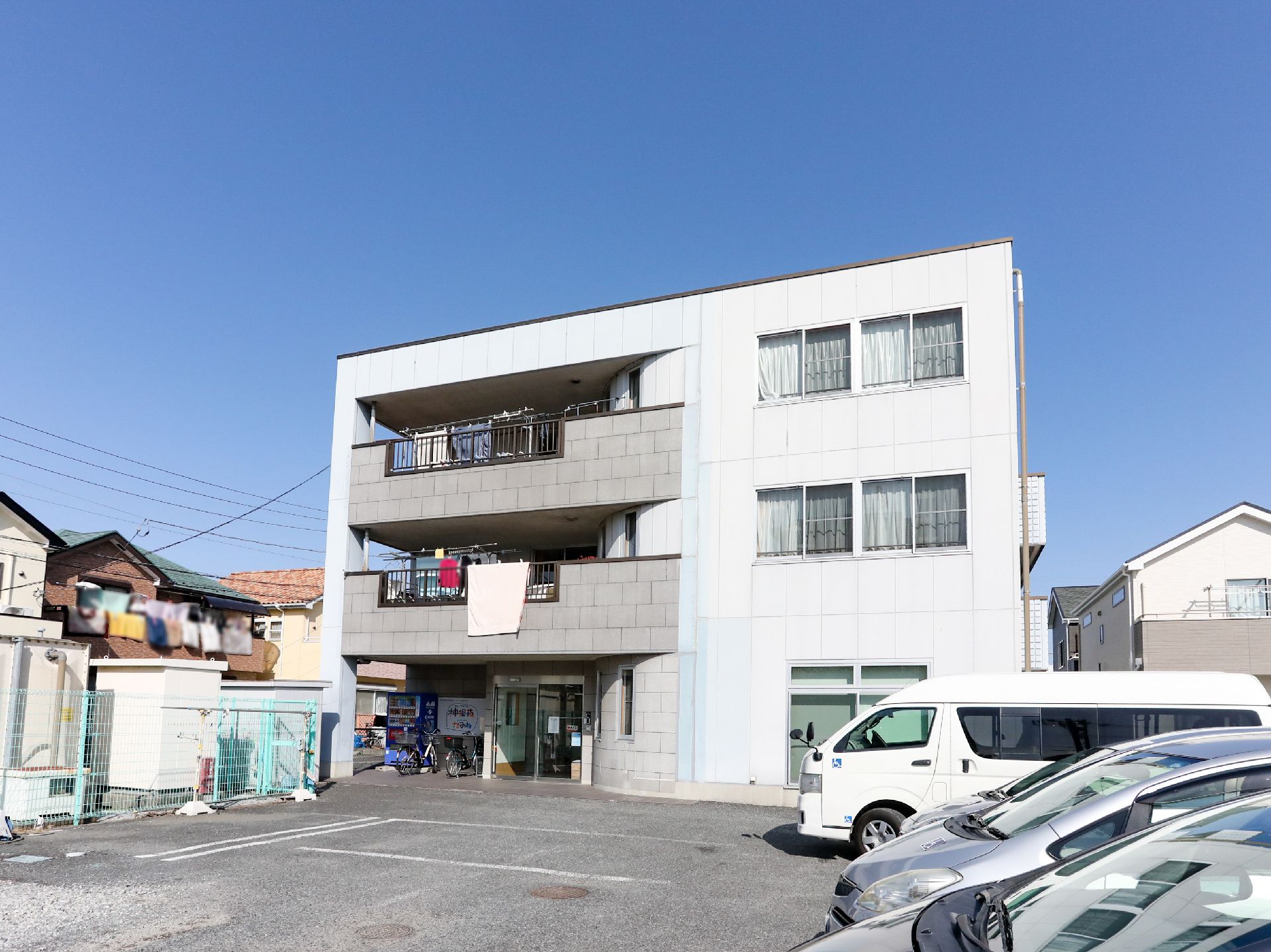 一般的なマンションのような形状で、親近感を持てる施設の外観