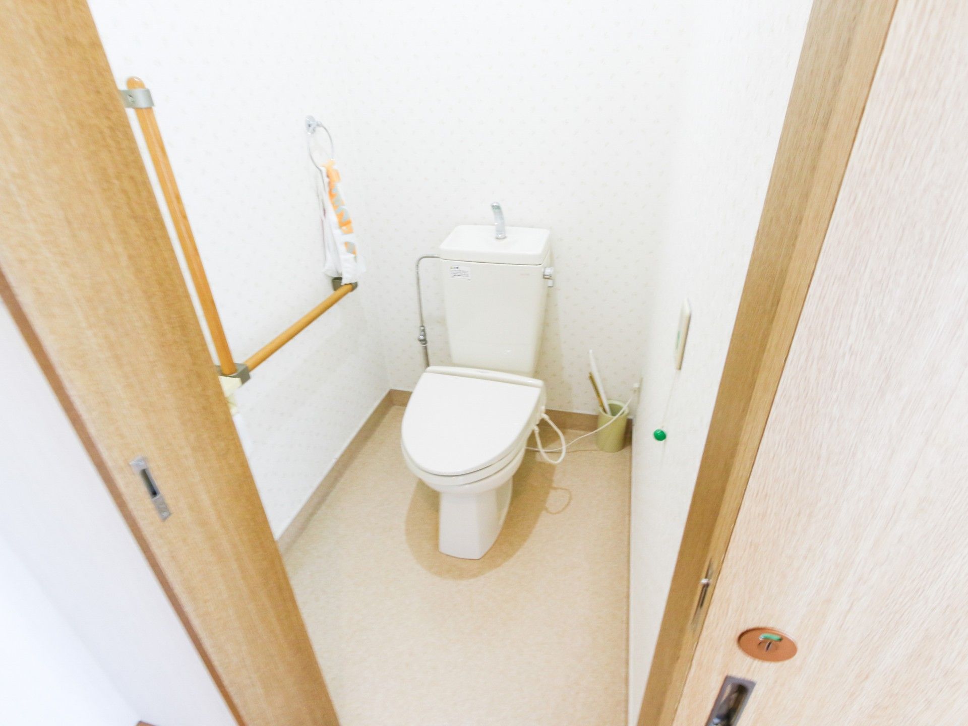 Ｌ字型手すりが設置されたトイレ
