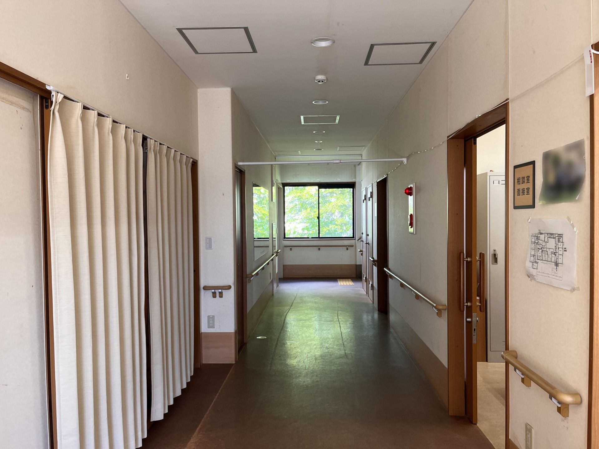 手すりのある廊下
