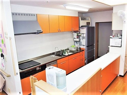 施設内に用意されているキッチンスペースの様子。冷蔵庫が置かれている本格的なシステムキッチン