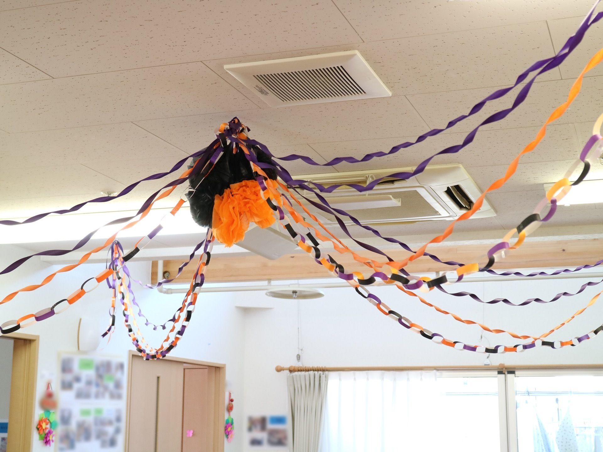 館内の天井から折り紙などで作られた飾りつけが施されている。オレンジや紫、黒の紙でハロウィンの色合いになっている。