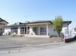 駐車場のある介護施設の外観