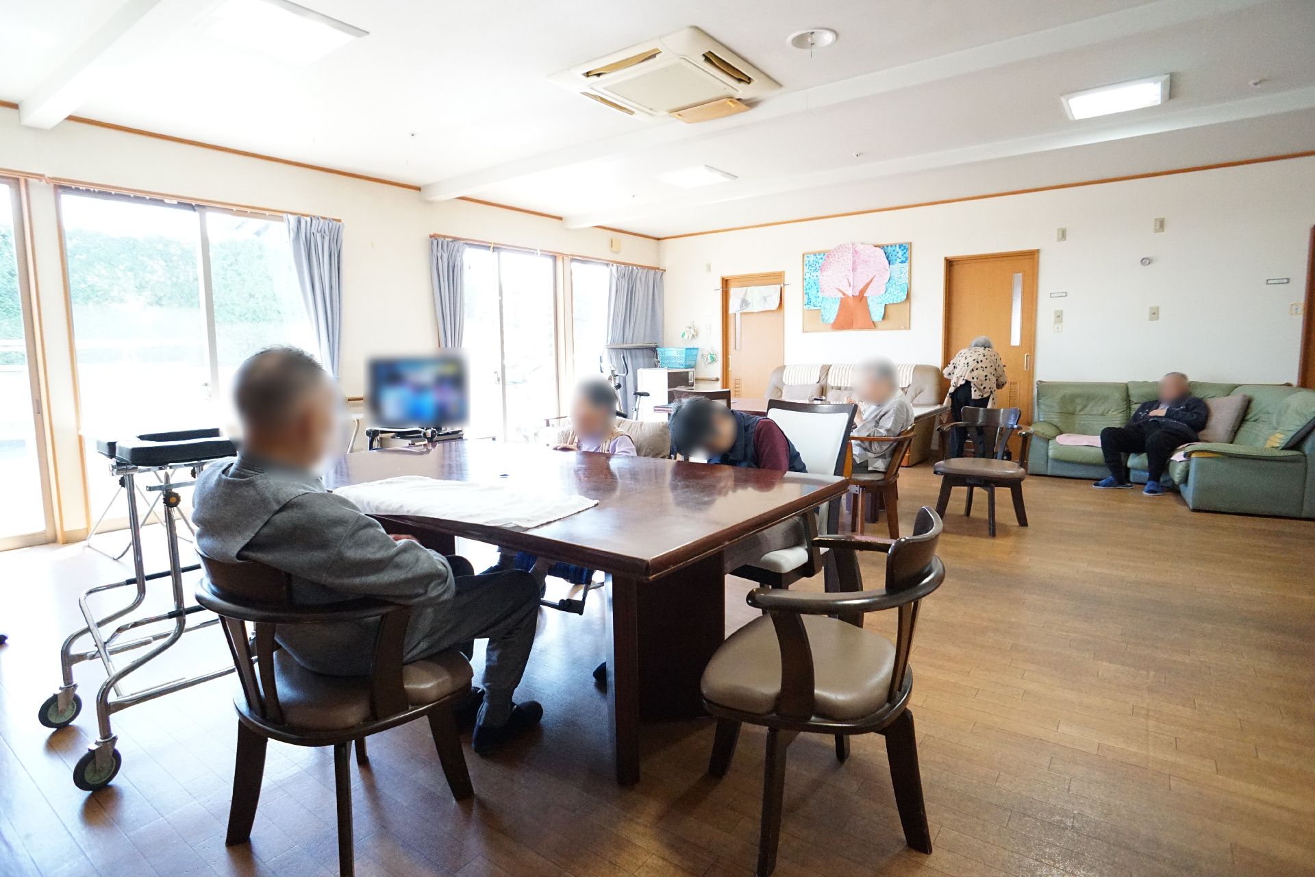 椅子とテーブルが設置されている共有スペース
