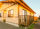 静かな住宅街にある施設の外観