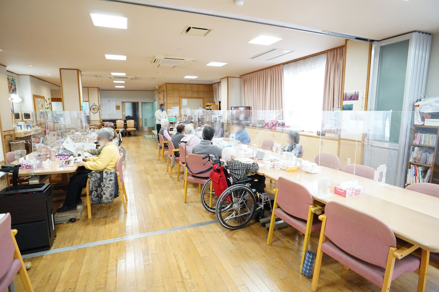 椅子とテーブルが設置されている共有スペース