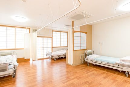 明るい個室の寝室