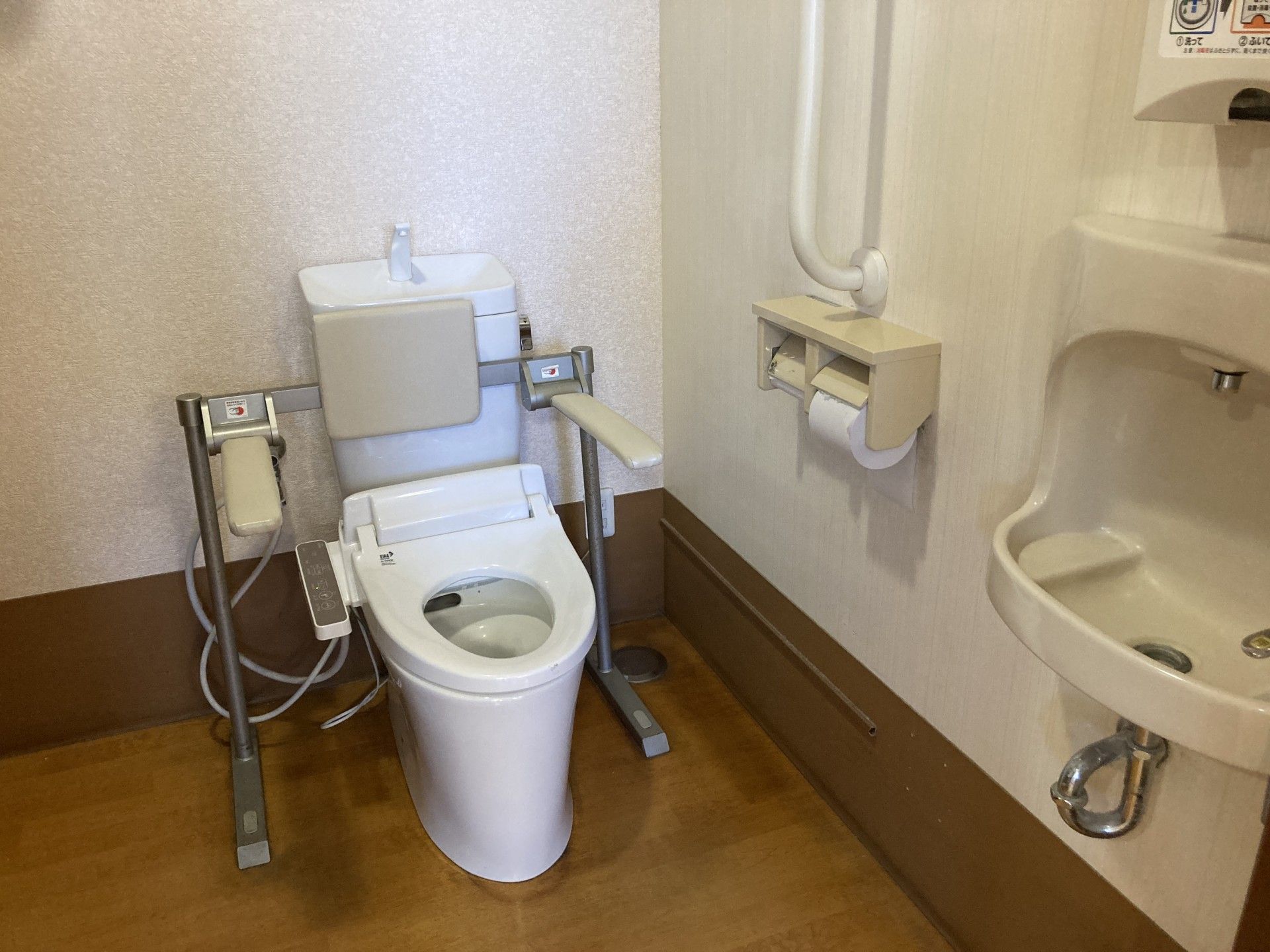 手すり付きのトイレ
