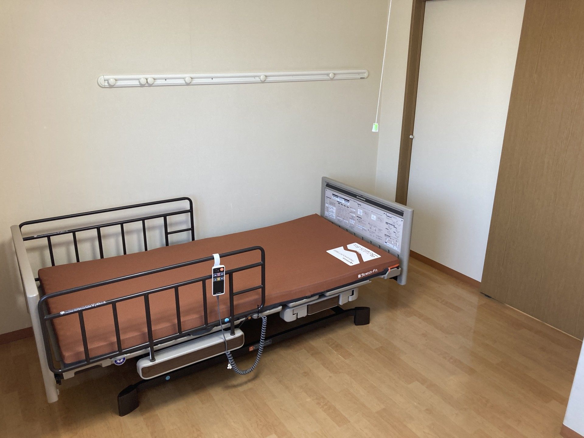 シンプルなベッドの部屋