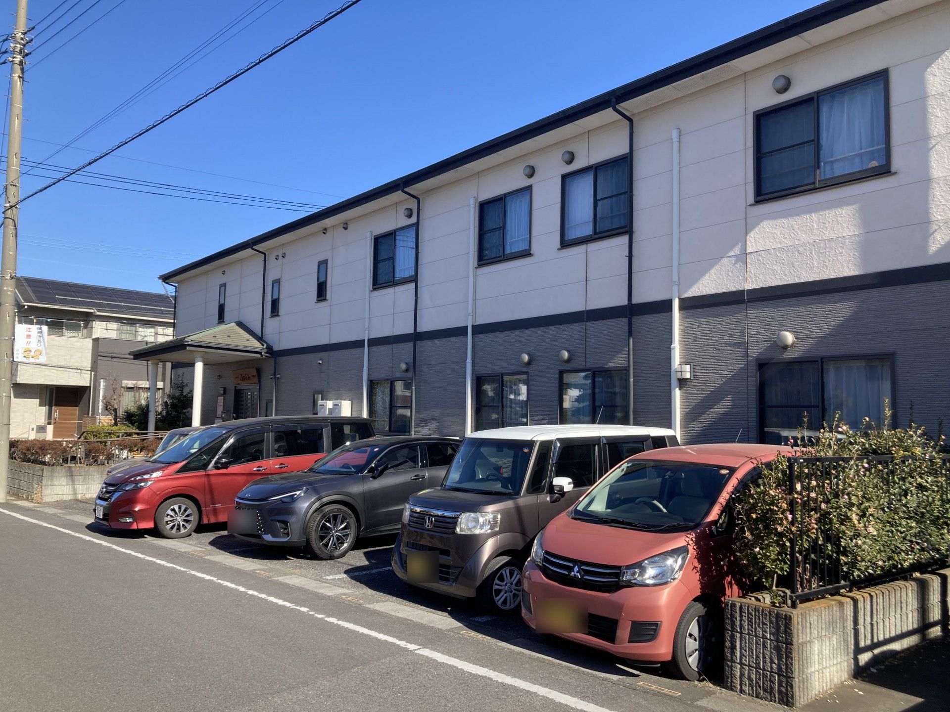駐車場のある建物外観