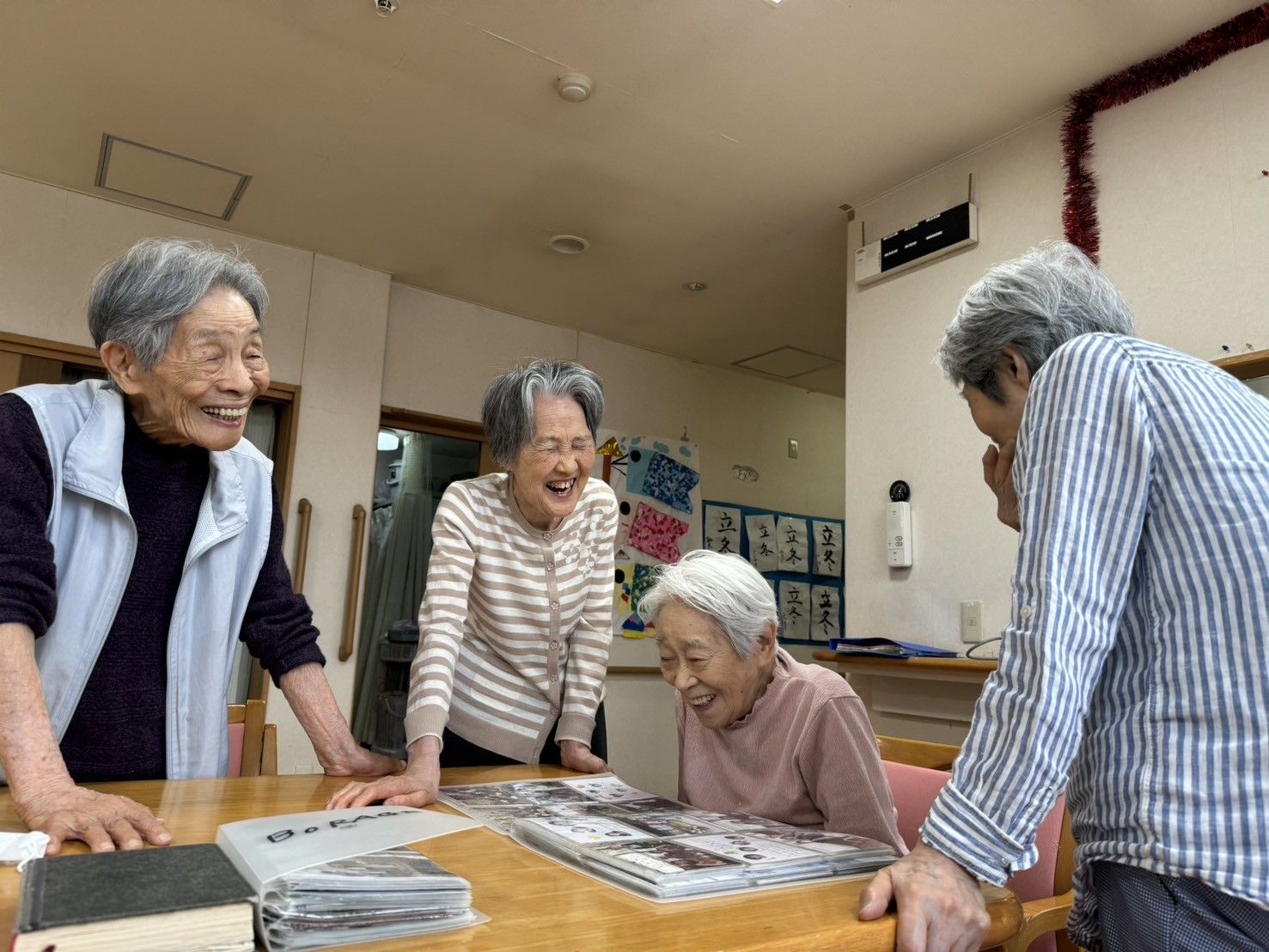 笑顔で語り合う高齢者たち