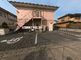 建物の外観と周辺の道路