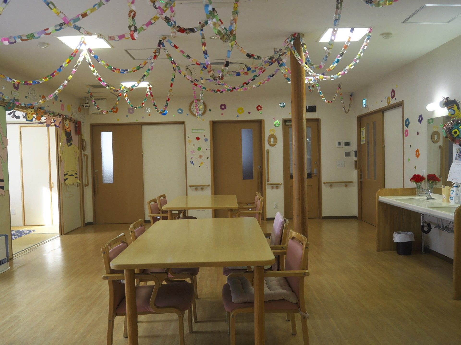 色とりどりの飾りがある部屋