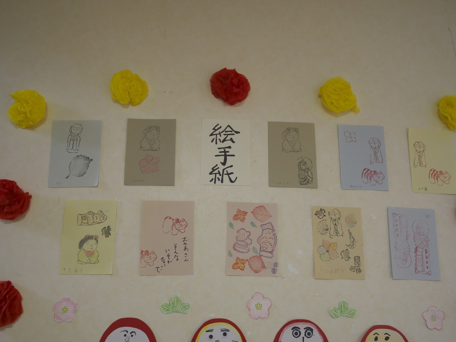 手作りの絵手紙が並ぶ壁