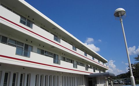 明るい外観の建物