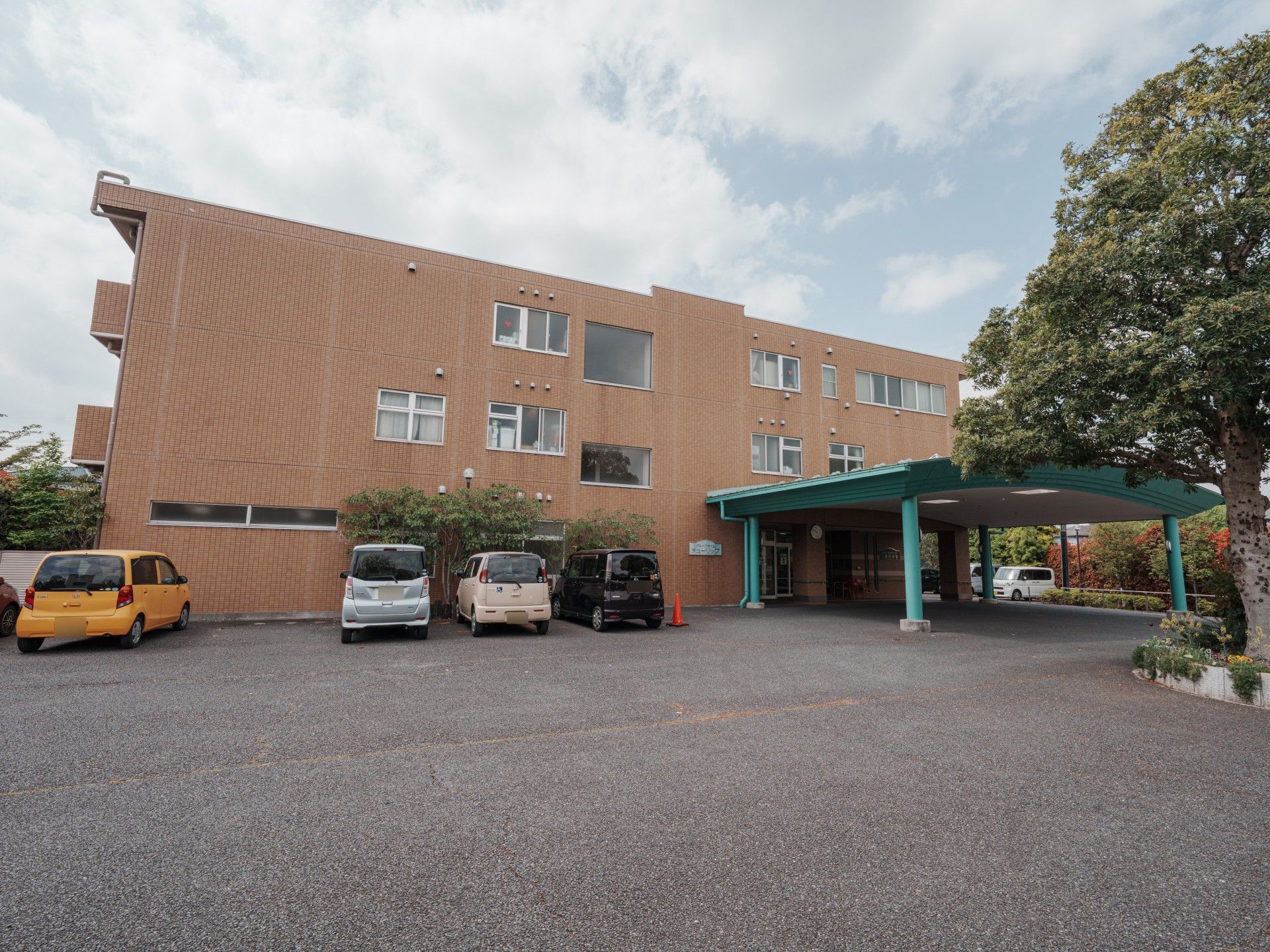 広い駐車場の建物外観