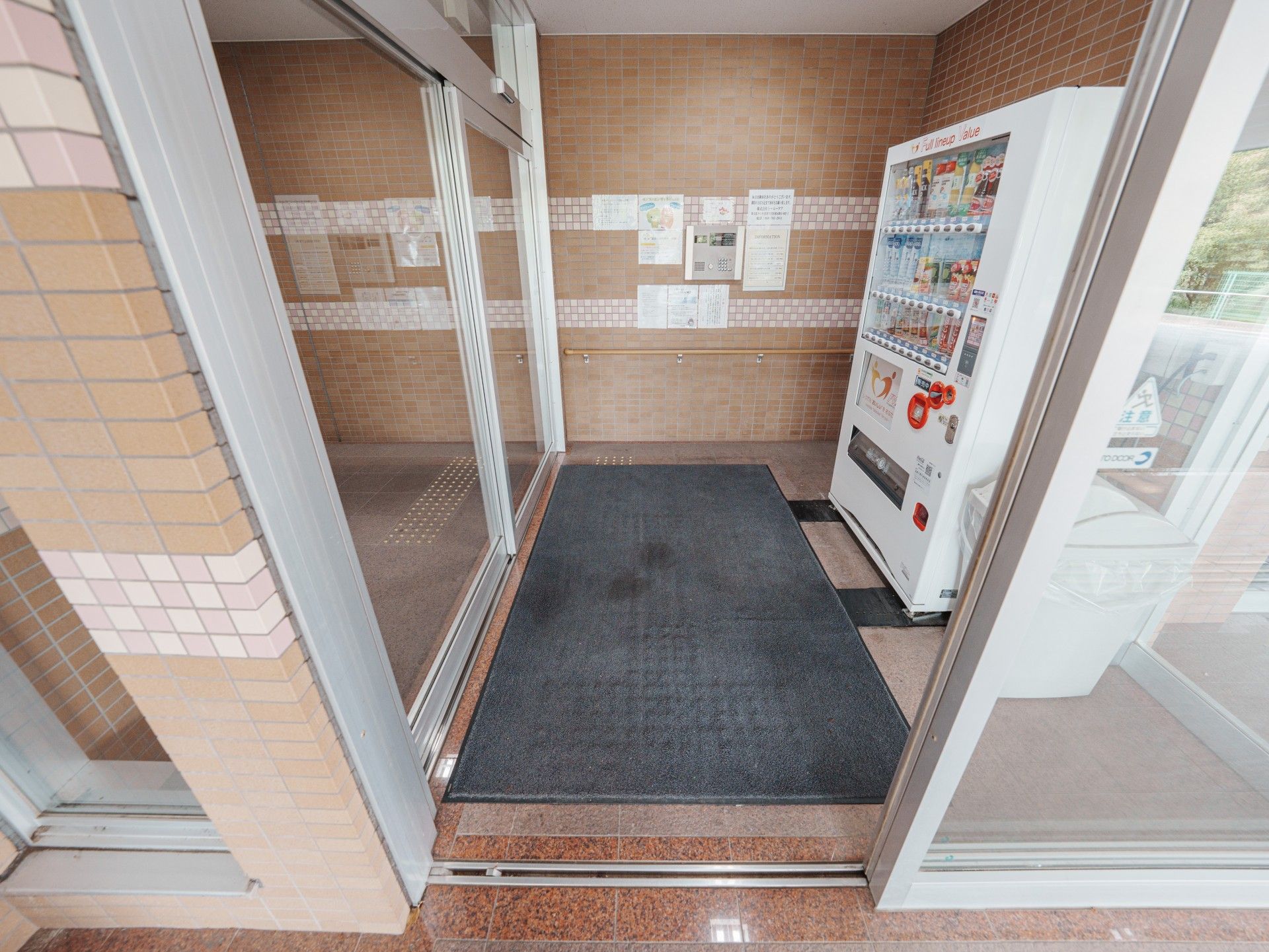 自動販売機のあるエントランス