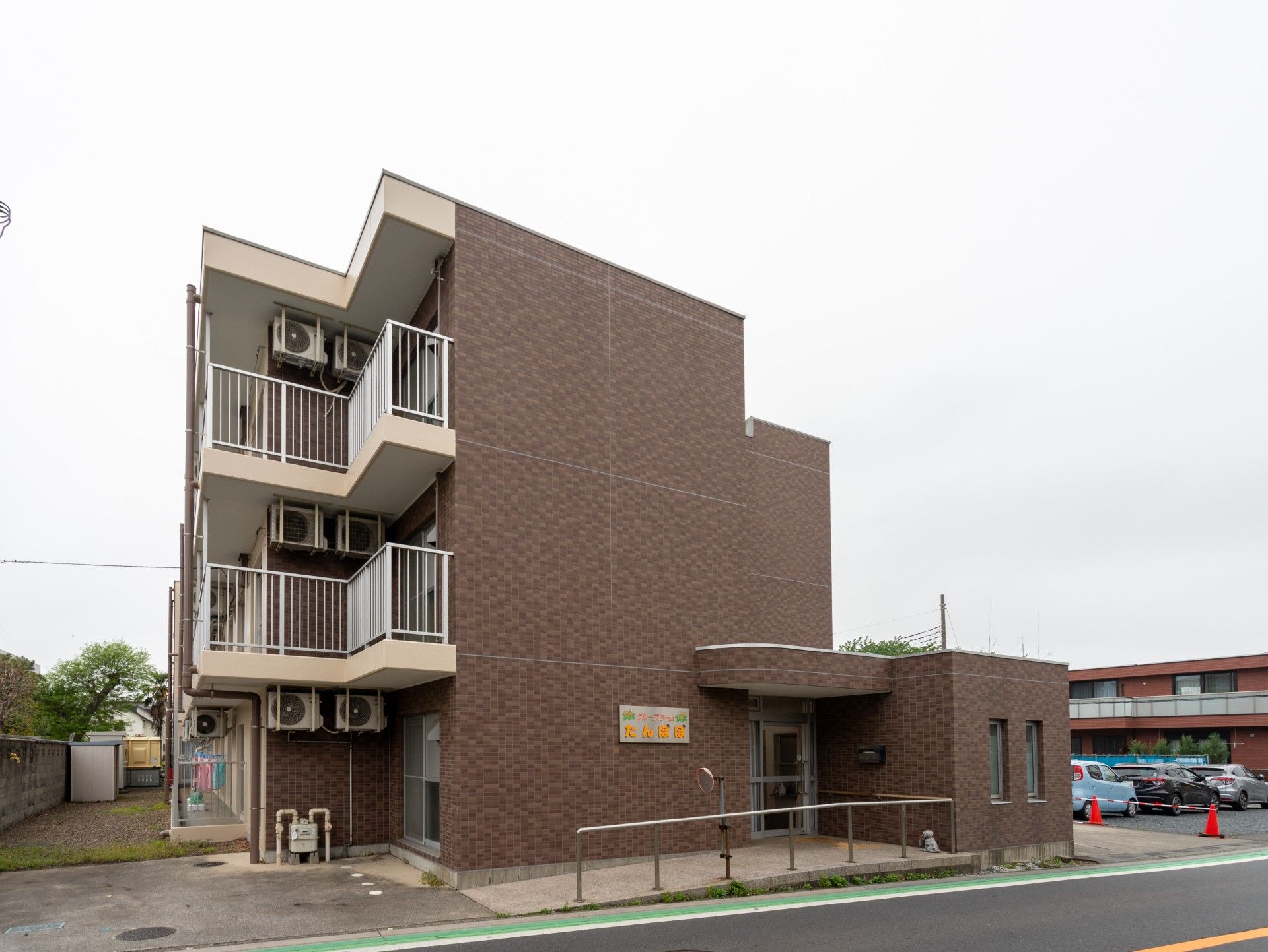 茶色の外壁の建物