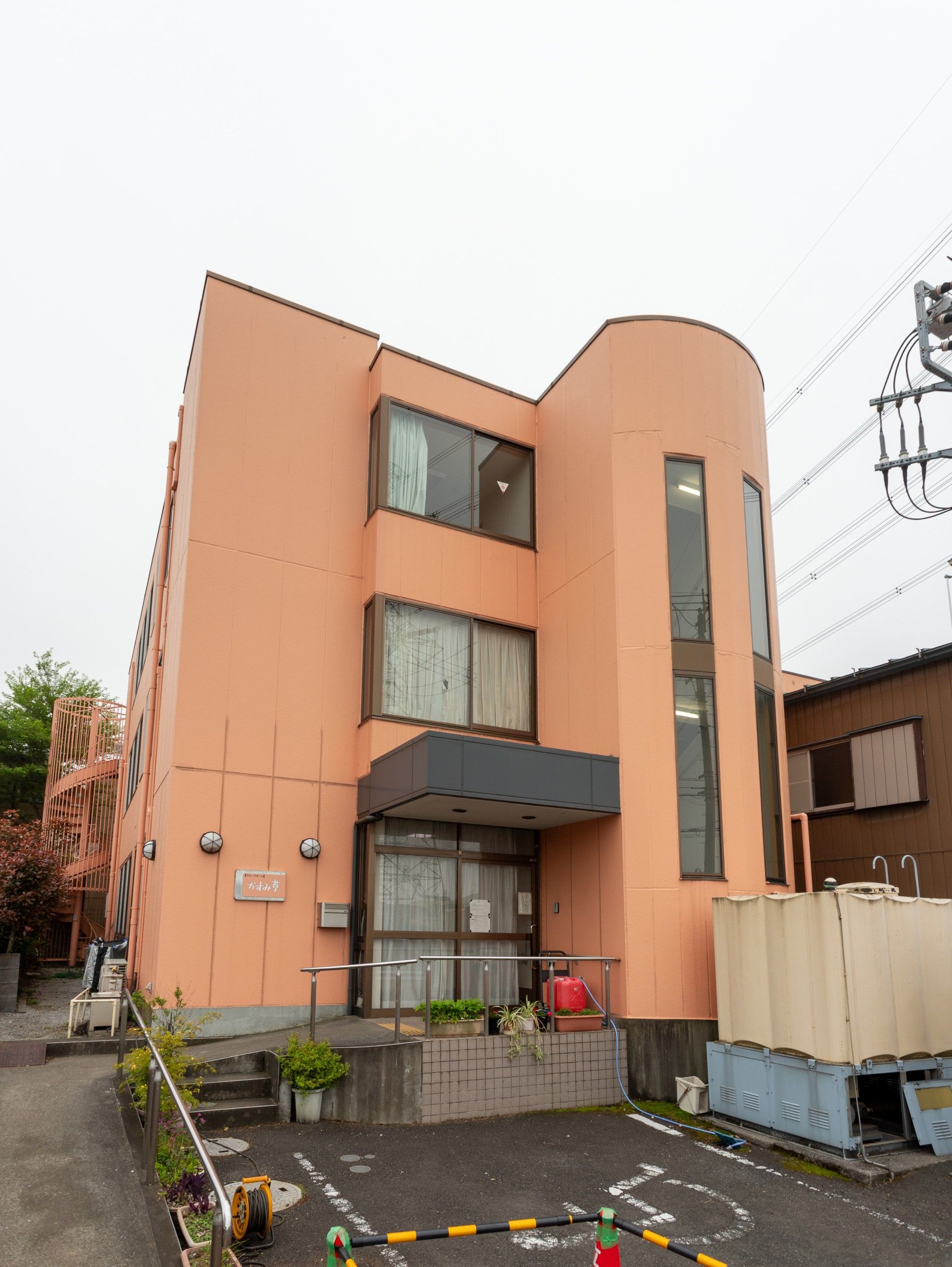 オレンジ色の建物外観
